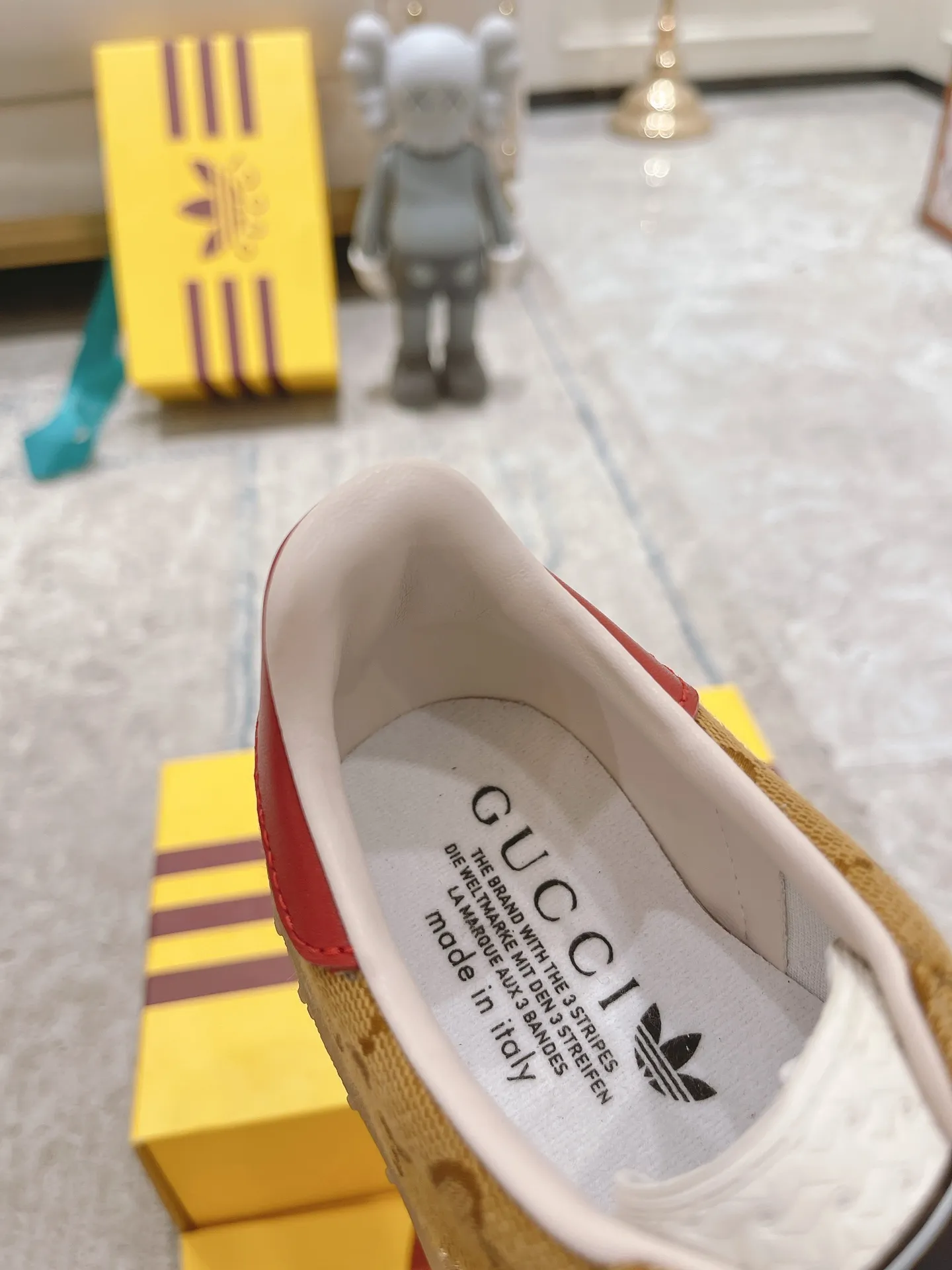 👟👟Ex-factory price 480👟👟 Gucci Adida S Gucci clover co-branded Italian 2022 Fashion Week catwalk model Dexun shoes casual shoes exclusive first release #Correct splicing co-branded shoe box with shoelaces included Synchronous counter #Gucci/Adida splicing cloth dust bag #Integration of two luxury brand elements T👟👟Ex-factory price U soft bottom The original version is the same. Size: 35-40 for women and 39-45 for men.